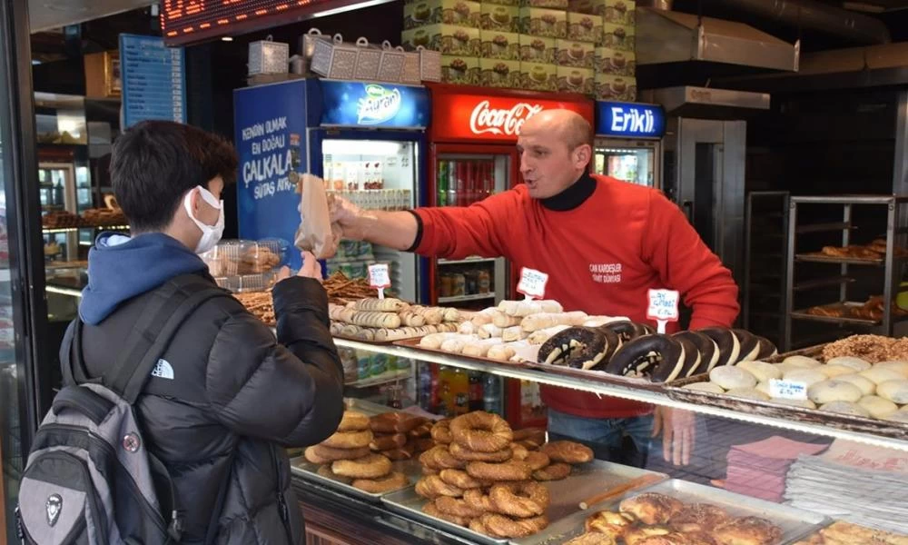Τουρκία: Ζαχαροπλαστείο στα Άδανα μοίρασε δωρεάν γλυκίσματα για να γιορτάσει την πτώση του δολαρίου